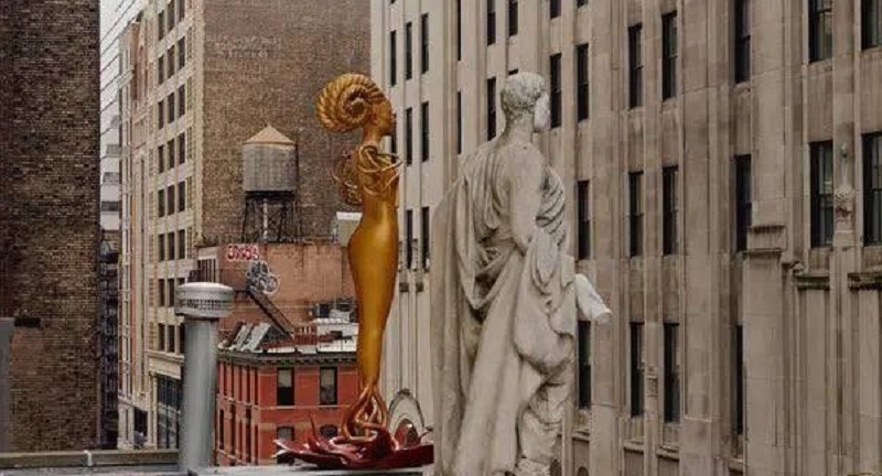The New Religion: A strange sculpture was installed on the courthouse in New York, next to the figures of the founding fathers of world law 1