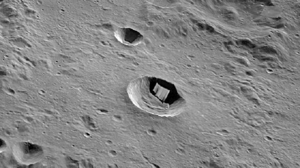 The LRO station photographed a metal object measuring 60 meters on the moon. Scientists are trying to figure out how it reached to an area where no one flew before 32