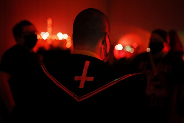 Die Dunkle Konferenz der Satanisten begrüßt die Hölle: Das Zerreißen der Bibel und die „Untaufe“ 12