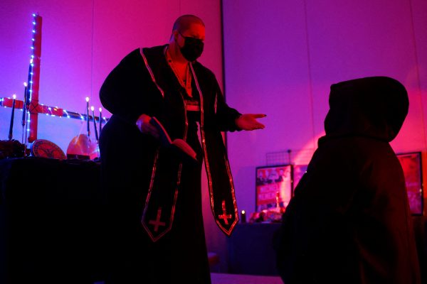 Die Dunkle Konferenz der Satanisten begrüßt die Hölle: Das Zerreißen der Bibel und die „Untaufe“ 15