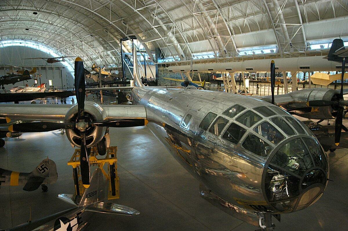    O B-29 "Enola Gay" que lançou a bomba nuclear em Hiroshima