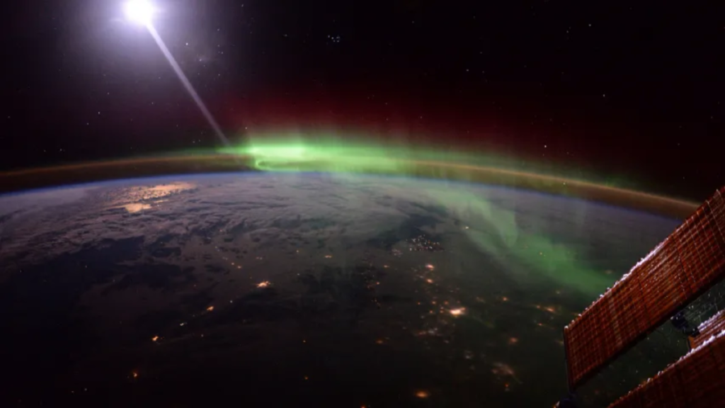 View of the northern lights from the ISS, from an altitude of 400 km above the Earth. Photo: NASA/Scott Kelly, Tim Peake.