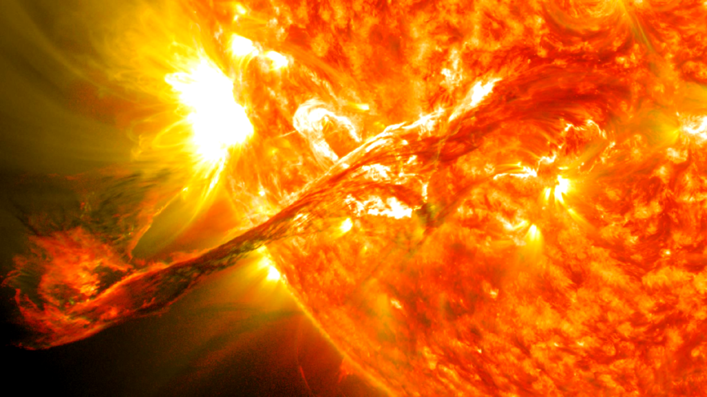 Das ist unsere Sonne, beleuchtet, brodelnd, „spuckend“ Plasma in verschiedene Richtungen. 