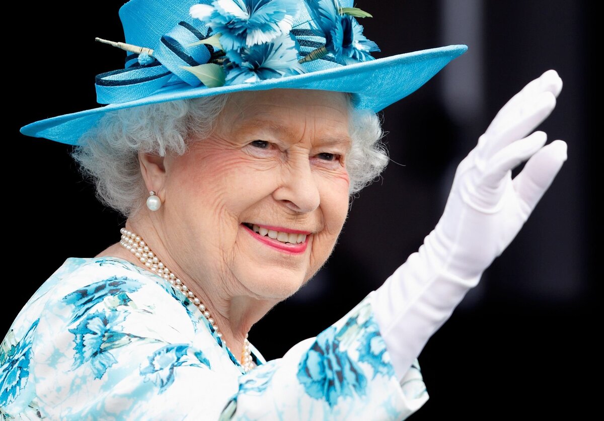 The farewell to the Queen of England was accompanied by many signs filled with symbolism. Many people noticed this.-3