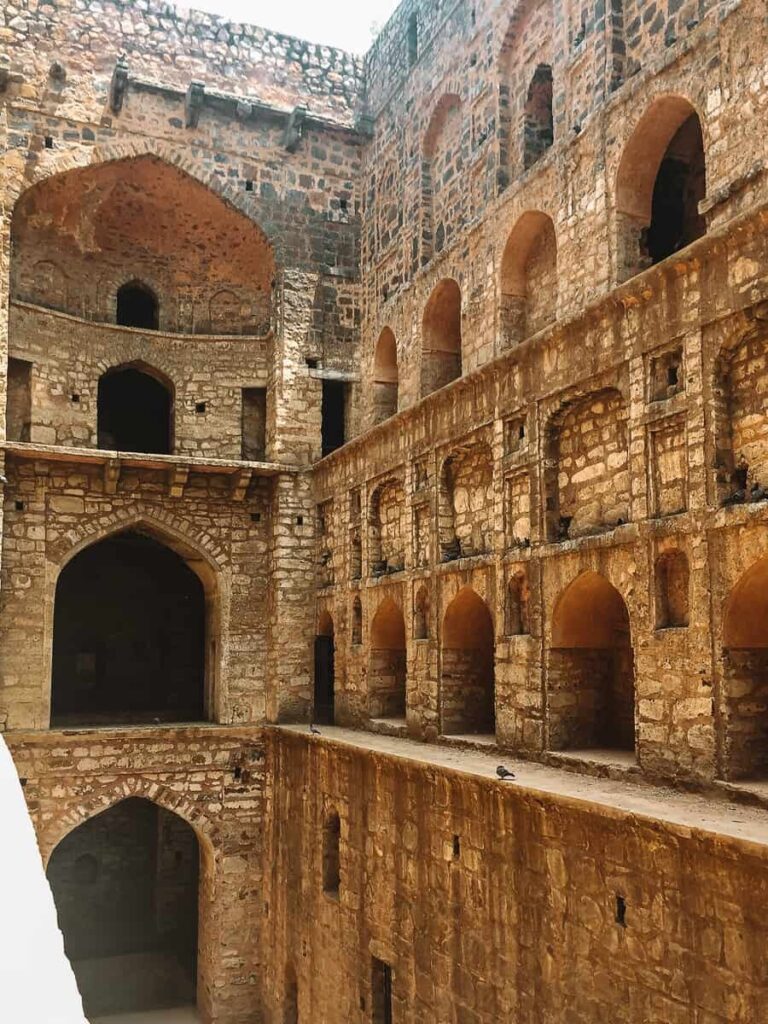 Der alte Stufenbrunnen namens Agrasen Ki Baoli.