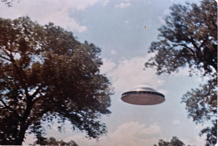 Surgiram imagens inexplicáveis ​​de um “disco voador” derrubando uma ogiva nuclear dos EUA durante um teste planejado em 1964 3