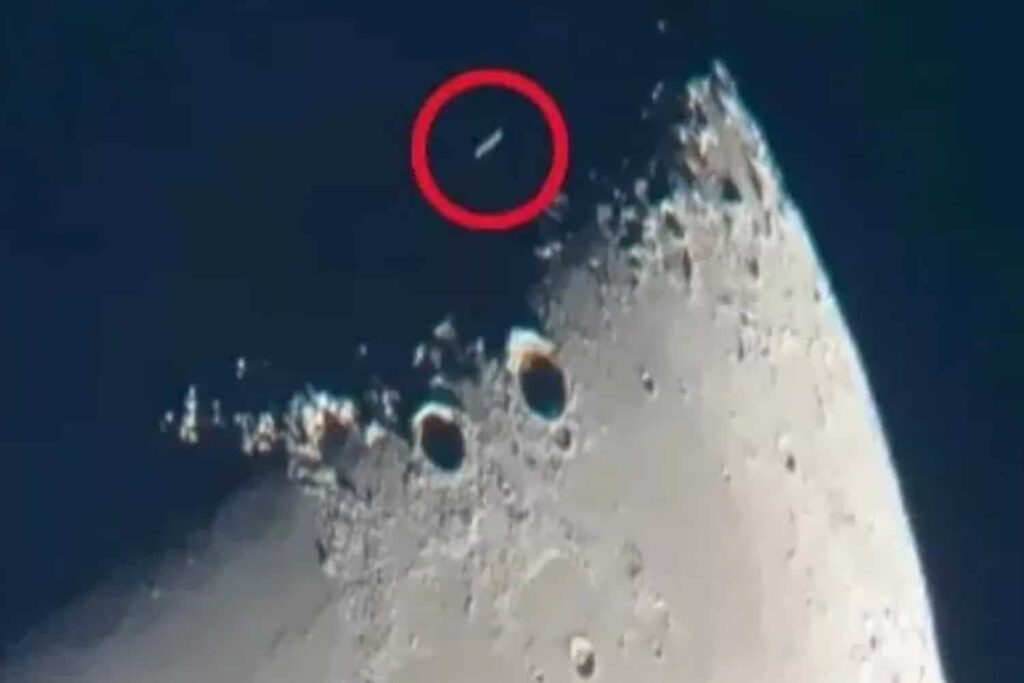 “Possibly a UFO”: a German astrophotographer published photographs of a mysterious object over the Moon's surface 1