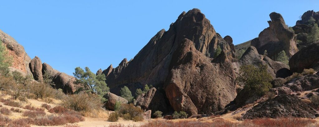 De acordo com um novo estudo, os terremotos na falha de San Andreas ocorrem aproximadamente a cada 22 anos (mais ou menos um ou dois anos). -3